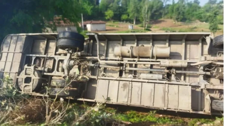 Maharstra News: बड़ा हादसा! 150 फीट गहरी खाई में गिरी स्कूल बस, 1की मौत कई बच्चे गंभीर रूप से हुए घायल