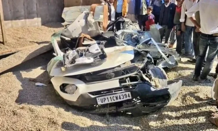Saharanpur Accident: भीषण सड़क हादसा; कार के ऊपर डंपर पलटने से एक ही परिवार के 7 लोगों की दर्दनाक मौत…