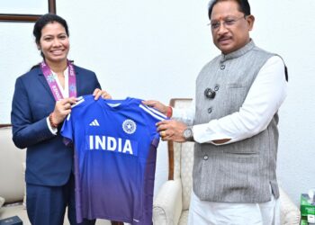 वर्ल्ड कप विजेता भारतीय महिला क्रिकेट टीम की फिजियोथेरेपिस्ट आकांक्षा सत्यवंशी ने मुख्यमंत्री से की मुलाकात