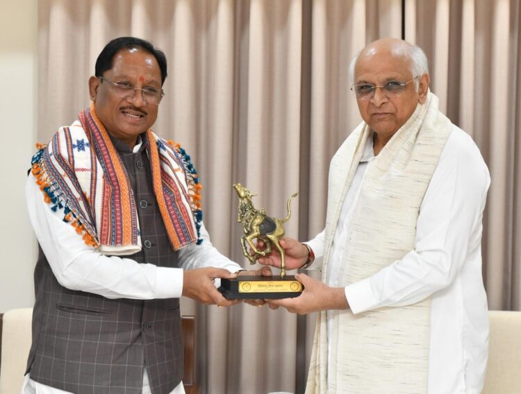 मुख्यमंत्री श्री विष्णु देव साय ने गांधीनगर में गुजरात के मुख्यमंत्री श्री भूपेंद्र पटेल से की सौजन्य भेंट