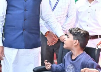 पैरों से चित्र उकेरने वाली पूनम बिटिया के जीवन में मुख्यमंत्री ने भरी नई उम्मीद- अब विशेष विद्यालय में मिलेगा शिक्षण और छात्रवृत्ति