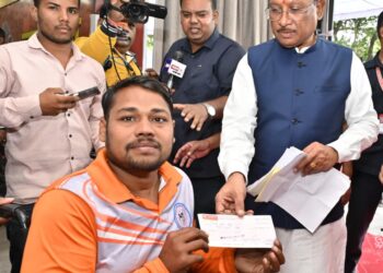 दिव्यांग रग्बी खिलाड़ी की मदद के लिए मुख्यमंत्री आगे आए- जनदर्शन में स्वीकृत किया 90 हजार रुपए का आर्थिक अनुदान