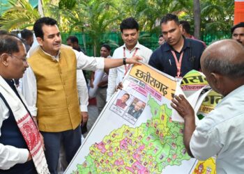 पेंटर शिवकुमार निराला ने मुख्यमंत्री श्री विष्णु देव साय को भेंट किया विशिष्ट ‘राजनीतिक मानचित्र’