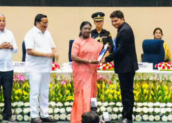 राष्ट्रपति श्रीमती द्रौपदी मुर्मु ने रायपुर जिले को किया सम्मानित