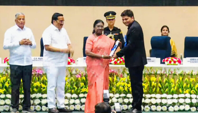 राष्ट्रपति श्रीमती द्रौपदी मुर्मु ने रायपुर जिले को किया सम्मानित