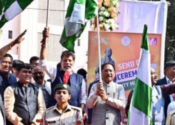 मुख्यमंत्री श्री विष्णुदेव साय ने यूनिटी मार्च के लिए राज्य के 68 युवाओं के दल को हरी झंडी दिखाकर किया रवाना