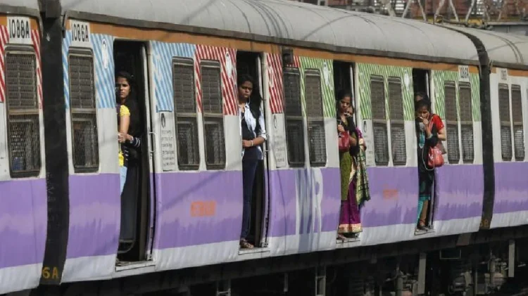 Train Direl News: यहां लोकल पैसेंजर ट्रेन के डिब्बे पटरी से उतरे, रेलवे के अधिकारी मामले की जाँच में जुटी