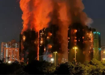Hong Kong Apartment Fire: यहां 35 मंजिल वाली 8 इमारतों में आग लगने से 44 लोगों की दर्दनाक मौत, 257 लापता..