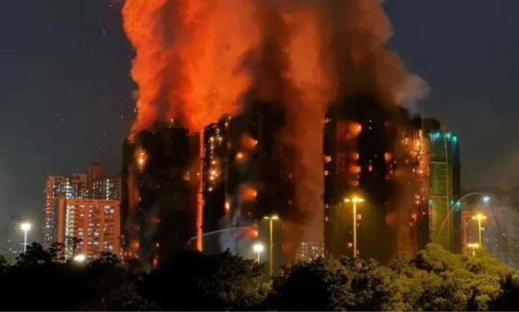Hong Kong Apartment Fire: यहां 35 मंजिल वाली 8 इमारतों में आग लगने से 44 लोगों की दर्दनाक मौत, 257 लापता..
