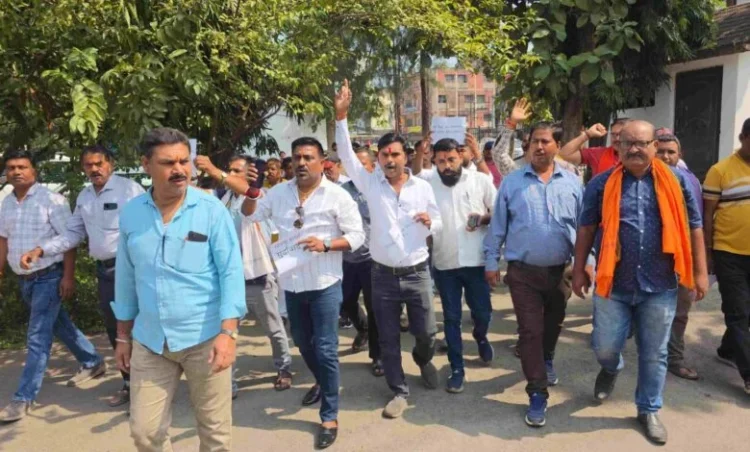 Raigarh News: छठ आस्था का अपमान: रायगढ़ में उबाल, टिल्लू शर्मा पर FIR — आरोपी फरार