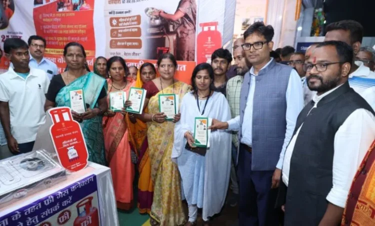 Raigarh News: राज्योत्सव समारोह में वित्त मंत्री ओ.पी.चौधरी ने विभिन्न विभागों के स्टालों का किया अवलोकन