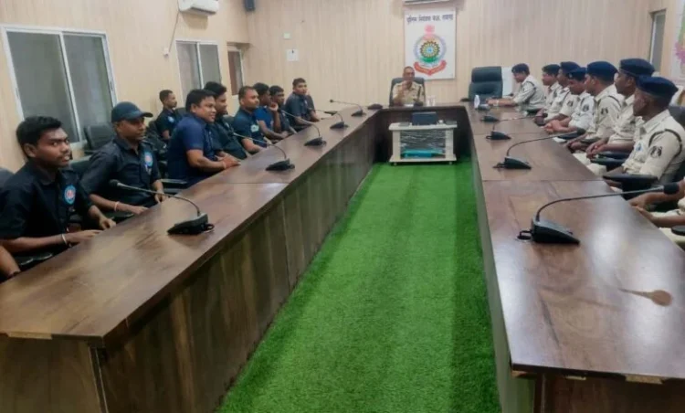 Raigarh News: डायल 112 टीम की समीक्षा बैठक, डीएसपी सुशांतो बनर्जी ने त्वरित रिस्पांस और संवेदनशील व्यवहार के दिए निर्देश