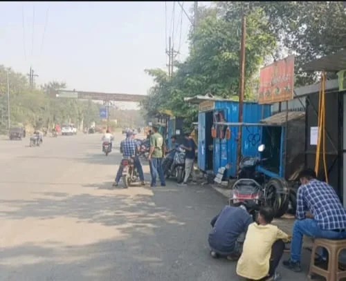 Raigarh News: बुलडोजर एक्शन अलर्ट पंजरी प्लांट के पास गुमटी-ठेले वालों को अंतिम चेतावनी, हटे नहीं तो तोड़ी जाएगी गुमटी