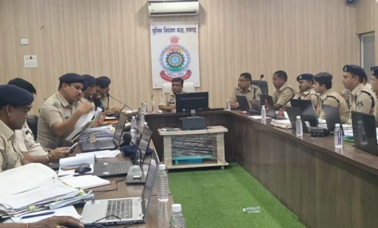 Raigarh News:अपराध समीक्षा बैठक : एसपी दिव्यांग पटेल के निर्देश — लंबित प्रकरणों का शीघ्र निराकरण करें, विजुअल पुलिसिंग को बनाएं और प्रभावी