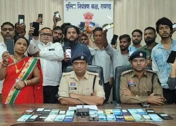 Raigarh News: रायगढ़ पुलिस की बड़ी पहल SP दिव्यांग पटेल ने लौटाए 54 गुम मोबाइल, साइबर सेल अब तक 2,000 से ज्यादा गुम/चोरी मोबाइल खोज चुकी पुलिस की मुहिम बनी लोगों के लिए राहत का बड़ा सहारा