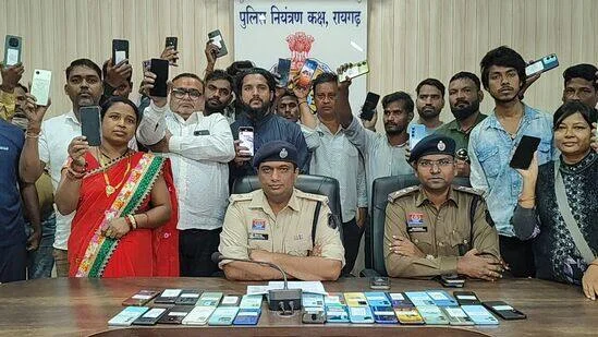 Raigarh News: रायगढ़ पुलिस की बड़ी पहल SP दिव्यांग पटेल ने लौटाए 54 गुम मोबाइल, साइबर सेल अब तक 2,000 से ज्यादा गुम/चोरी मोबाइल खोज चुकी पुलिस की मुहिम बनी लोगों के लिए राहत का बड़ा सहारा