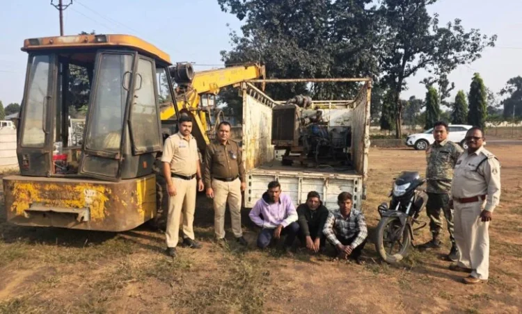 Raigarh News: पूंजीपथरा पुलिस का बड़ा खुलासा : बीएसएनएल टावर से जनरेटर चोरी करने वाले गिरोह का भंडाफोड़, तीन गिरफ्तार – हाइड्रा, पिकअप, बाइक और चोरी जनरेटर बरामद