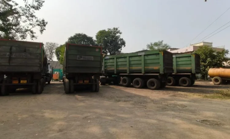 Raigarh News: कुख्यात कोल ट्रांसपोर्टर की चल रही थी गुप्त तस्करी, घरघोड़ा में 5 ट्रेलर जब्त, सिंडिकेट में बड़े नामों की जांच शुरू