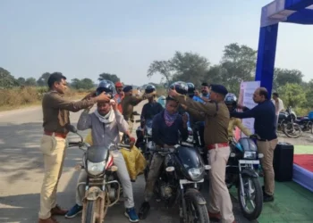 Raigarh News: एनएच-49 पर रायगढ़ पुलिस का यातायात जागरूकता अभियान- ब्लैक स्पॉट कांशीचुआ पर बिना हेलमेट दुपहिया चालक पर चालानी कार्यवाही कर बांटे हेलमेट