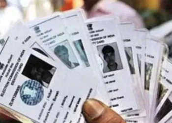 Voter ID Card: अगर दो Voter ID कार्ड रखते हैं तो हो जाएं सावधान, जानिए कितनी सजा और जुर्माने का है प्रावधान?
