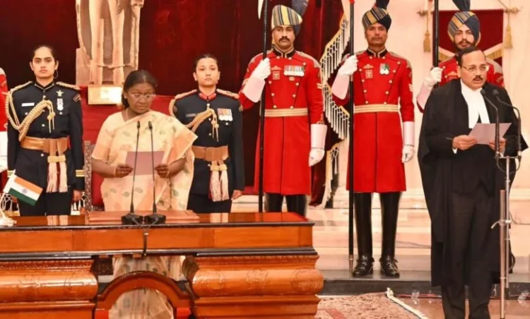 Chief Justice of India: भारत के 53वें CJI बने “जस्टिस सूर्यकांत”, जाने कब तक होगा कार्यकाल और कौन-सी भाषा में ली शपथ!