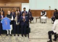 वर्ल्ड चैंपियंस से मिले PM मोदी, टीम इंडिया ने गिफ्ट में दी ऑटोग्राफ की हुई स्पेशल जर्सी