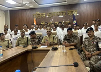 सुकमा में 15 नक्सलियों ने किया सरेंडर, 9 के सिर पर था 48 लाख रुपये का इनाम, 5 महिलाएं भी शामिल