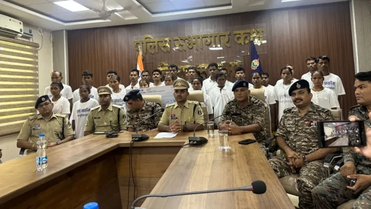 सुकमा में 15 नक्सलियों ने किया सरेंडर, 9 के सिर पर था 48 लाख रुपये का इनाम, 5 महिलाएं भी शामिल