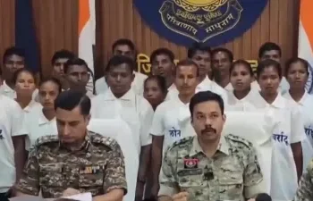 Chhattisgarh current news: छत्तीसगढ़ में 37 नक्सलियों ने किया आत्मसमर्पण, 27 पर था 65 लाख रुपये का इनाम