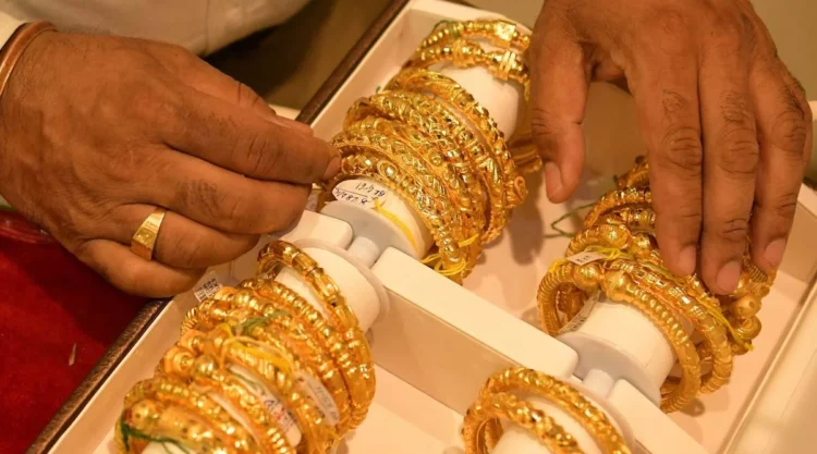 Gold and Silver Price: शादियों के सीजन में सोने-चांदी की कीमतों में भारी उछाल, यहां जानें मार्केट का ताजा हाल