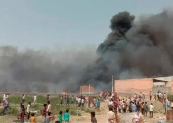 Greater Noida News: 50 से ज्यादा झोपड़ियों में लगी भीषण आग, बम की तरह फटने लगे सिलिंडर, कई लोग झुलसे