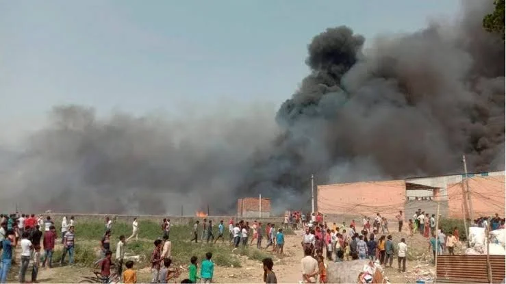 Greater Noida News: 50 से ज्यादा झोपड़ियों में लगी भीषण आग, बम की तरह फटने लगे सिलिंडर, कई लोग झुलसे