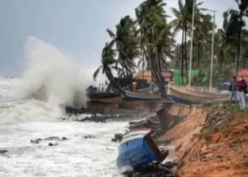 Cyclone Ditwah Update: बंगाल की खाड़ी में उठा चक्रवाती तूफान ”Ditwah”, इन पांच राज्यों में भारी बारिश का अलर्ट