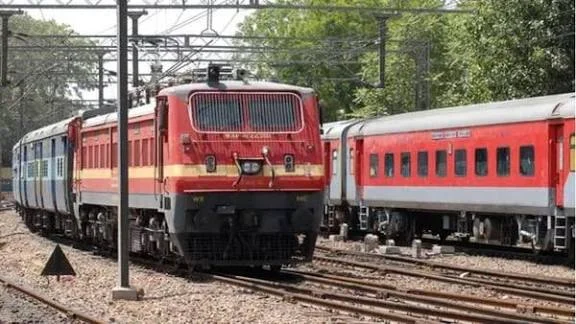 Bilaspur Train News: बिलासपुर में एक ही ट्रैक पर तीन ट्रेनें, इस दौरान यात्रियों में मचा हड़कंप… लोगों के ट्रेन के आगे-पीछे खड़ी थी मालगाड़ियां