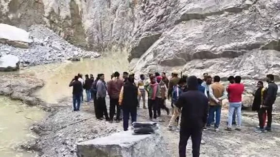 Sonbhadra Mine collapse: खनन के दौरान बड़ा हादसा, पत्थर काटते समय चट्टान गिरने से 14 से अधिक मजदूर दबे..
