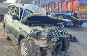 Chhattisgarh Road Accident: छत्तीसगढ़ में भीषण सड़क दुर्घटना; सड़क किनारे खड़े ट्रक से टकराई तेज रफ्तार स्कॉर्पियो, 6 लोगों की दर्दनाक मौत…