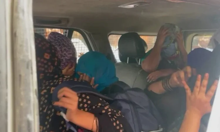 Sex Racket: सेक्स रैकेट का भंडाफोड़; कोरियर कंपनी की आड़ में चल रहा था जिस्मफरोशी का धंधा, कई लोग आपत्तिजनक हालत में गिरफ्तार