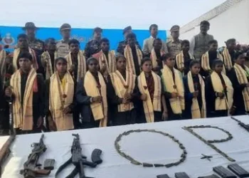 Chhattisgarh top news: छत्तीसगढ़ में सुरक्षाबलों को मिली बड़ी कामयाबी, 22 नक्सलियों ने किया आत्मसमर्पण
