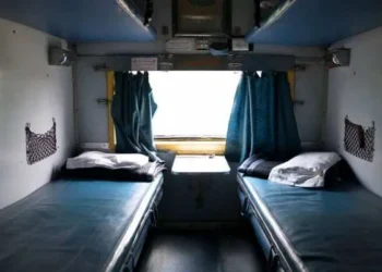 Railway Ticket Upgrade: अब स्लीपर टिकट पर AC में कर सकेंगे फ्री सफर; नहीं लगेगा एक्स्ट्रा चार्ज, जानिए रेलवे का ऑटो अपग्रेड नियम