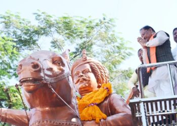 मुख्यमंत्री श्री विष्णुदेव साय ने जयस्तंभ चौक में किया शहीद वीर नारायण सिंह के त्याग और संघर्ष का स्मरण