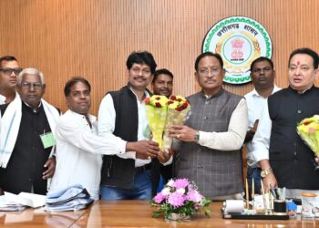 मुख्यमंत्री से सतनाम पंथ के पदाधिकारियों ने की सौजन्य मुलाकात