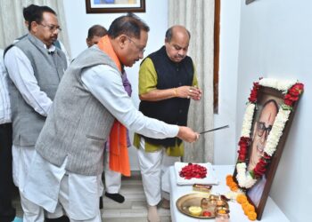 मुख्यमंत्री श्री विष्णुदेव साय ने कुशाभाऊ ठाकरे की पुण्यतिथि पर दी श्रद्धांजलि