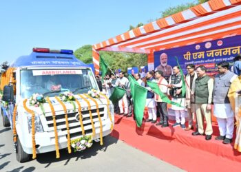 दूरस्थ आदिवासी अंचलों को स्वास्थ्य की नई राह — मुख्यमंत्री साय ने 57 मोबाइल मेडिकल यूनिट वाहनों को दिखाई हरी झंडी