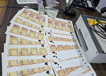 पति-पत्नी ने घर को बनाया नकली नोटों की फैक्ट्री, 100-500 के नोट छापकर दुर्ग के बाजार में व्यापारियों को ठगा