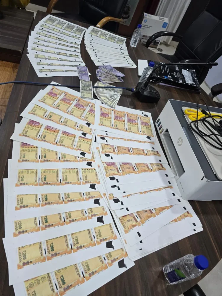 पति-पत्नी ने घर को बनाया नकली नोटों की फैक्ट्री, 100-500 के नोट छापकर दुर्ग के बाजार में व्यापारियों को ठगा