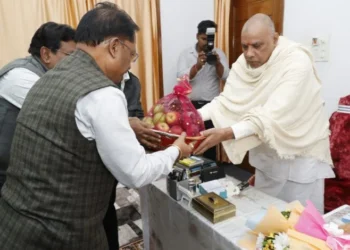 Raigarh News: मुख्यमंत्री विष्णुदेव साय ने ग्राम बनोरा स्थित अघोर गुरुपीठ में गुरु दर्शन कर लिया आशीर्वाद