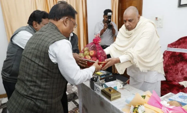 Raigarh News: मुख्यमंत्री विष्णुदेव साय ने ग्राम बनोरा स्थित अघोर गुरुपीठ में गुरु दर्शन कर लिया आशीर्वाद