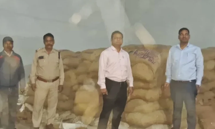 Raigarh News: धान के अवैध भंडारण पर कार्रवाई: 3 दिनों में 7 प्रकरणों से 7,290 क्विंटल धान जब्त
