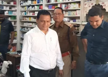 Raigarh News: खरसिया क्षेत्र में मेडिकल स्टोरों की संयुक्त टीम की औचक जांच, नशीली दवाओं की बिक्री पर मिली गंभीर अनियमितताएँ
