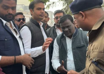 Raigarh News: रायगढ़ की बिगड़ती ट्रैफिक व्यवस्था पर युवा कांग्रेस का हल्ला बोल, ट्रैफिक थाने में सौंपा ज्ञापन